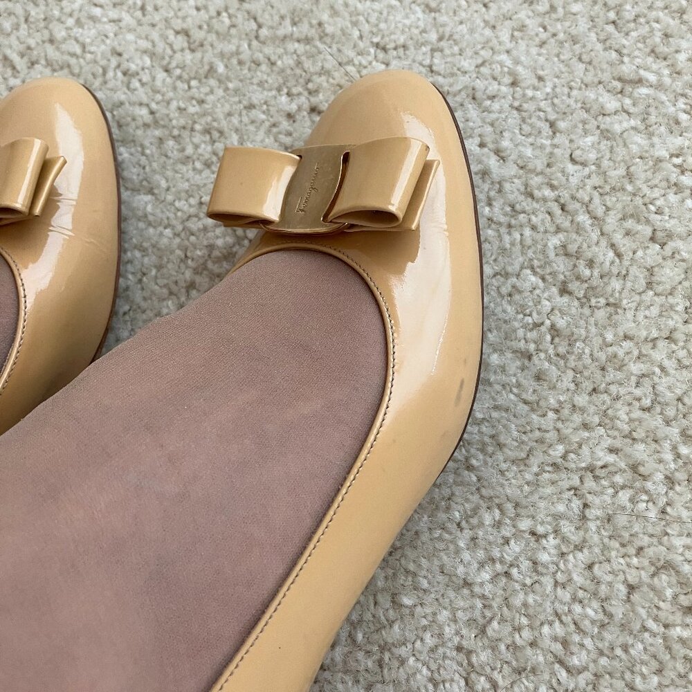 Salvatore Ferragamo Women Vara Pump  sz7.5B –Amaretti (Tan/Beige) Patent Leather - Picture 14 of 16